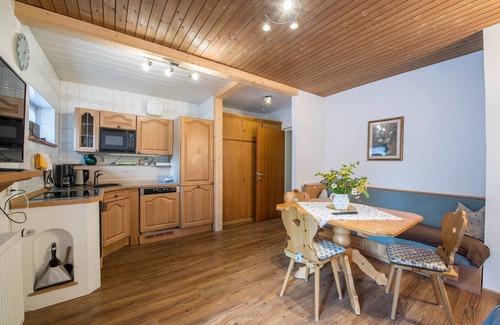 Ruhpolding Apartamento | Encantador apartamento vacacional Förchensee junto al lago con Wi-Fi, sauna y piscina
