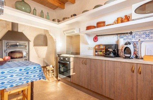 Es Carritxo Casa | Encantadora casa de vacaciones Can Bonjesus con vista a la montaña, Wi-Fi, jardín y terraza; aparcamiento disponible, mascotas permitidas
