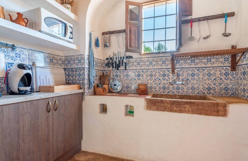 Es Carritxo Casa | Encantadora casa de vacaciones Can Bonjesus con vista a la montaña, Wi-Fi, jardín y terraza; aparcamiento disponible, mascotas permitidas