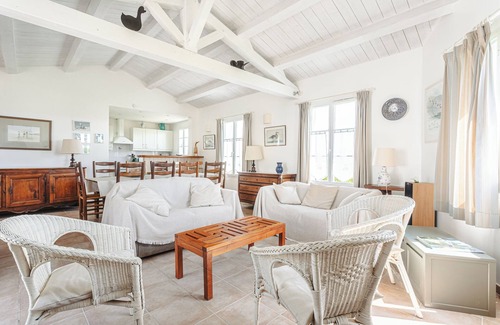 Loix Casa | Encantadora Casa de Vacaciones en Loix – Vista al Mar, 4 Habitaciones, Terraza, Cerca de la Playa