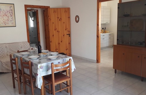 San Foca Apartamento | Casa vacacional con dos balcones, para seis personas y cerca del mar de San Foca