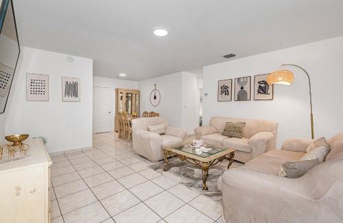 Hallandale Beach Apartamento | Charming home 12min to the Beach