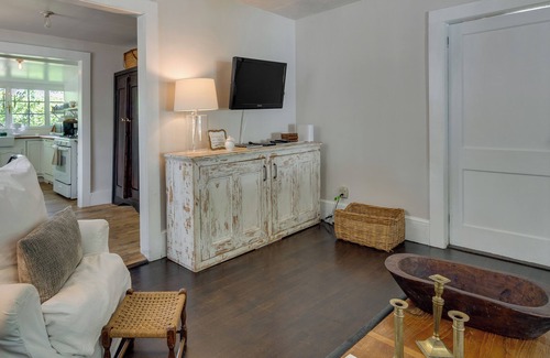 West Side Historic District Cabaña | Charming Home < 2 Mi to Downtown Hendersonville!