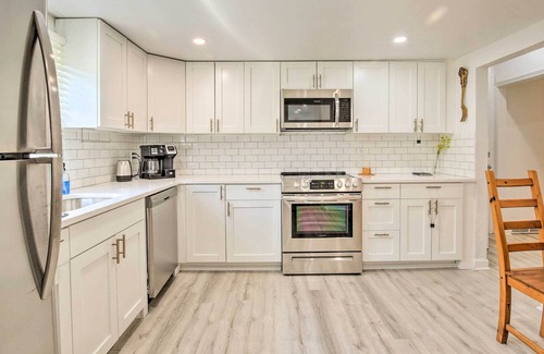 West Haven Casa | Charming Home ~ 6 Mi to Downtown New Haven!