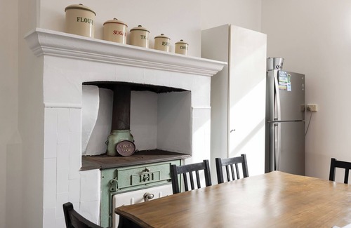 North Perth Casa | Charming home near Hyde Park | walk to cafes and dining hubs