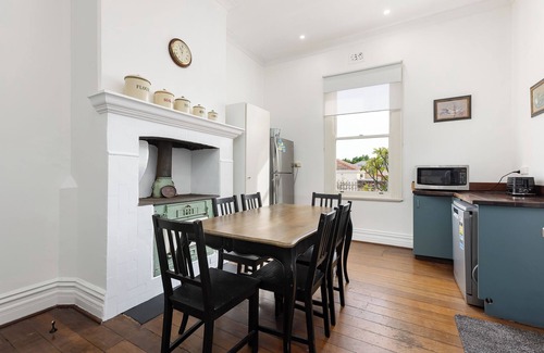 North Perth Casa | Charming home near Hyde Park | walk to cafes and dining hubs