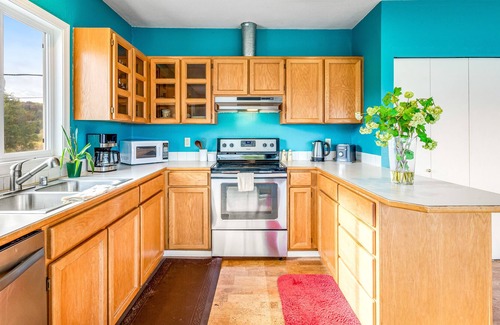 Hansville Casa | Charming home by the sea with ocean view, fast WiFi & W/D - for work & play