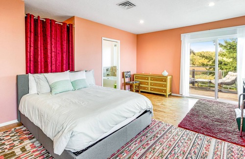 Hansville Casa | Charming home by the sea with ocean view, fast WiFi & W/D - for work & play