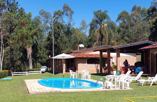 Vargem Casa | Encantadora casa con amplio balcón y hermosa vista a las montañas de la región.