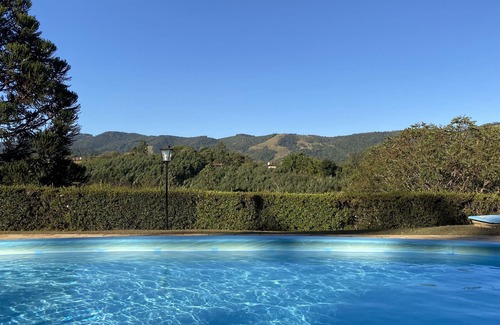 Vargem Casa | Encantadora casa con amplio balcón y hermosa vista a las montañas de la región.