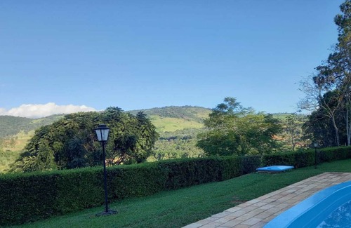 Vargem Casa | Encantadora casa con amplio balcón y hermosa vista a las montañas de la región.