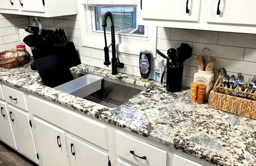Berea Casa | Charming Home in Berea | Private Garage| Smart TV