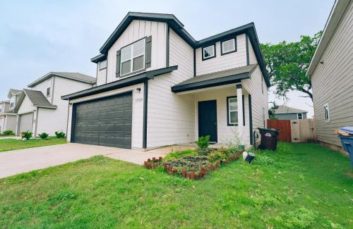 San Antonio Casa | Charming Home - Mins from SeaWorld & The Alamo