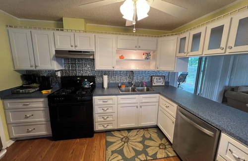 Northeast Pensacola Casa | Charming home near 1-10, WiFi, deck, close to everything, yard, pets, 65” TV.