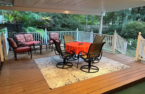 Northeast Pensacola Casa | Charming home near 1-10, WiFi, deck, close to everything, yard, pets, 65” TV.