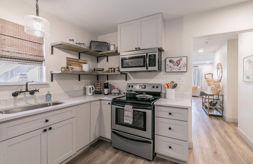Crestline Area Casa | Charming Home near Dickies++KING bed++CLEAN++Quiet Street