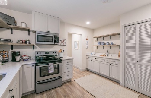 Crestline Area Casa | Charming Home near Dickies++KING bed++CLEAN++Quiet Street