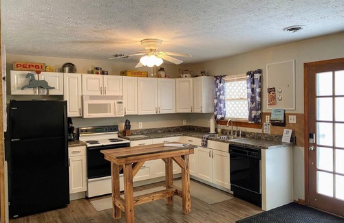 Stafford Casa | Charming home near Hatfield McCoy trails in Gilbert - Horsepen Creek Retreat