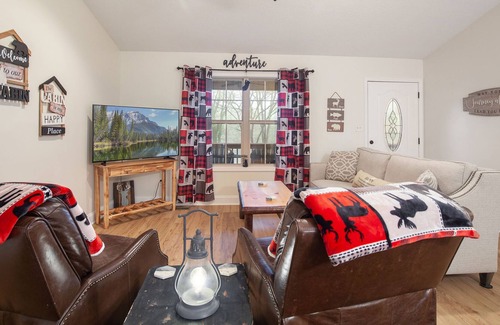 Sevierville Casa | Charming Home | River Views | Hot Tub | Game Room
