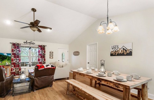 Sevierville Casa | Charming Home | River Views | Hot Tub | Game Room