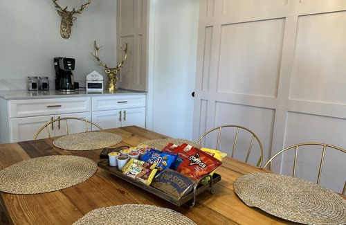 Fredericksburg Casa | Charming home on 3 acres, 10 min from Main St. Fredericksburg.