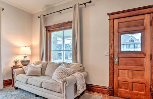 Waverly Casa | Charming Home w/ Porch Near Wartburg College!
