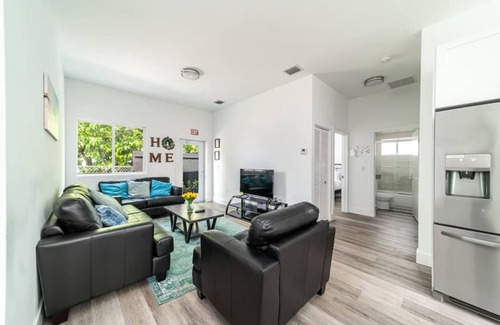 Hallandale Beach Casa | Charming Home With Pool Jacuzzi