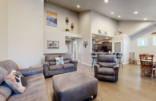 Deer Park Casa | Charming Home with a Private Hot Tub, SHARC Passes, Fast WiFi, and Central AC