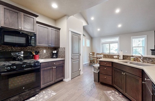 Deer Park Casa | Charming Home with a Private Hot Tub, SHARC Passes, Fast WiFi, and Central AC