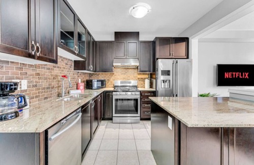 Brampton Casa | Charming Home with Airport and Toronto Nearby