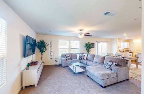 Visalia Casa | Charming home with full kitchen, W/D, near Lake