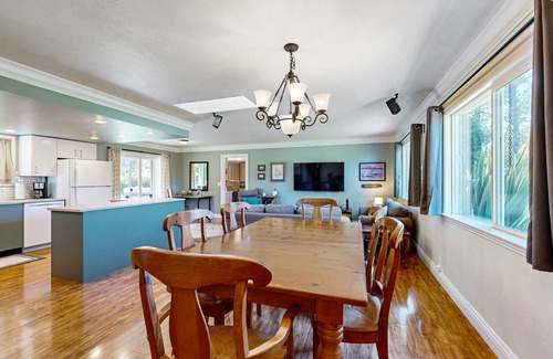 Cleone Casa | Encantadora casa con ping-pong y WiFi, a pie de parques y tiendas cercanas.