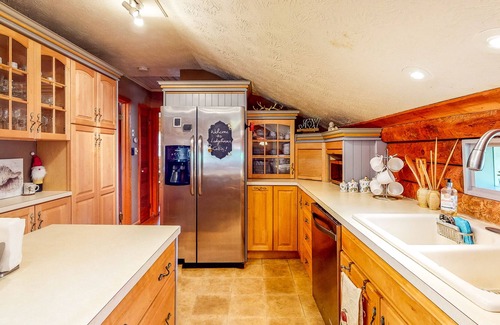Gainesville Casa | Charming home with amazing views of the water, inviting screened porch