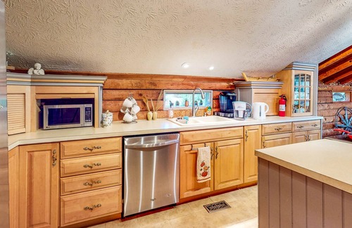 Gainesville Casa | Charming home with amazing views of the water, inviting screened porch
