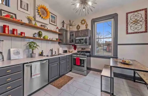 St. Louis Casa | Charming home with vintage vibes & unique features