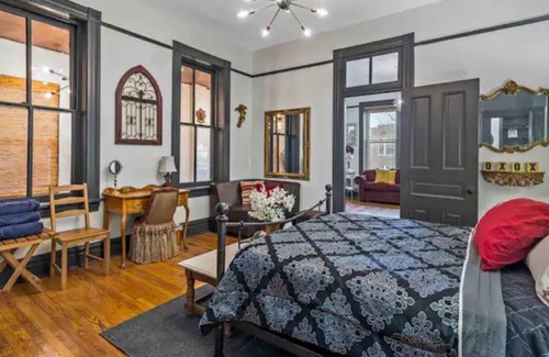 St. Louis Casa | Charming home with vintage vibes & unique features