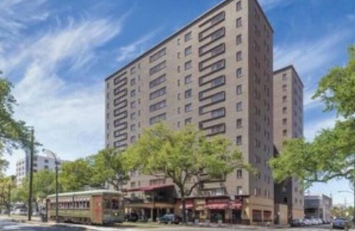 Lower Garden District Apartamento | Charming hotel suite with fitness room, WiFi in lovely New Orleans
