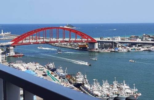 Sokcho Apartamento | Charming hotel suite in marvelous Sokcho-si with WiFi