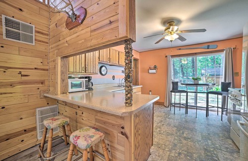 Prudenville Cabaña | Charming Houghton Lake Cottage w/ Backyard!
