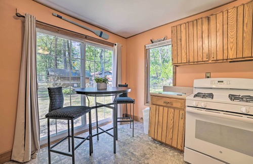Prudenville Cabaña | Charming Houghton Lake Cottage w/ Backyard!