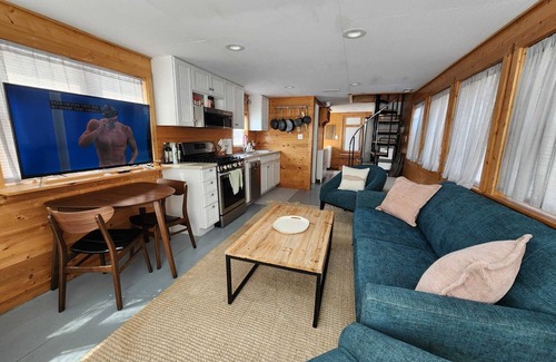 Cape Charles Alquiler De Eote | Charming house boat with 2 bedrooms and WiFi, AC in Cape Charles