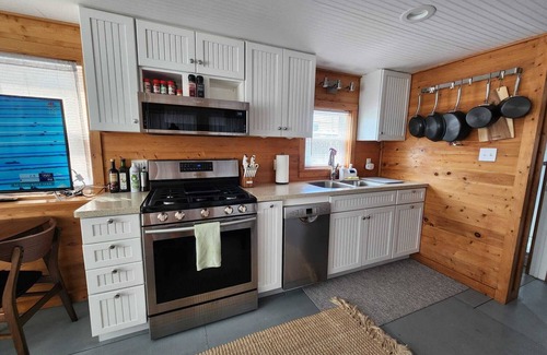 Cape Charles Alquiler De Eote | Charming house boat with 2 bedrooms and WiFi, AC in Cape Charles