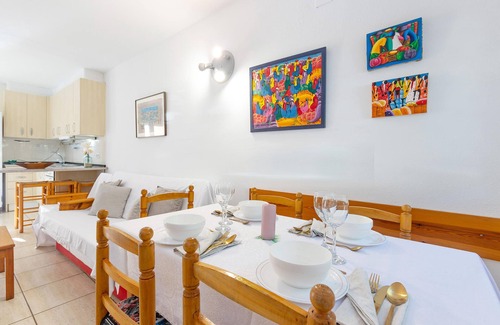 Santa Margarida Chalet De Esquí | ¡Encantadora casa en alquiler en Roses, Costa Brava! A 1200 metros de la playa. Amplia terraza y piscina comunitaria.