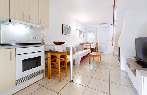 Santa Margarida Chalet De Esquí | ¡Encantadora casa en alquiler en Roses, Costa Brava! A 1200 metros de la playa. Amplia terraza y piscina comunitaria.