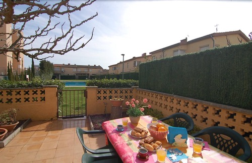 Santa Margarida Chalet De Esquí | ¡Encantadora casa en alquiler en Roses, Costa Brava! A 1200 metros de la playa. Amplia terraza y piscina comunitaria.