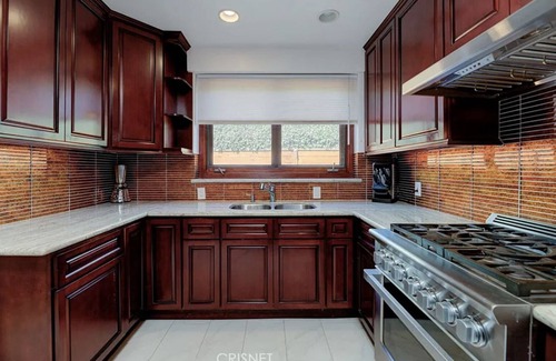 West Los Angeles Casa | Charming House Ideally Located in West Los Angeles.