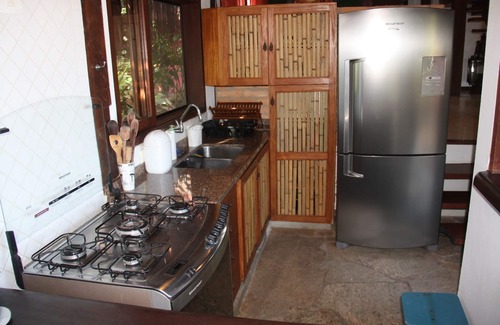 Sao Pedro Casa | Casa rústica en condominio de alto estándar con piscina y barbacoa.