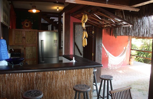 Sao Pedro Casa | Casa rústica en condominio de alto estándar con piscina y barbacoa.