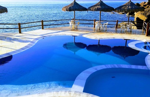Sao Pedro Casa | Casa rústica en condominio de alto estándar con piscina y barbacoa.