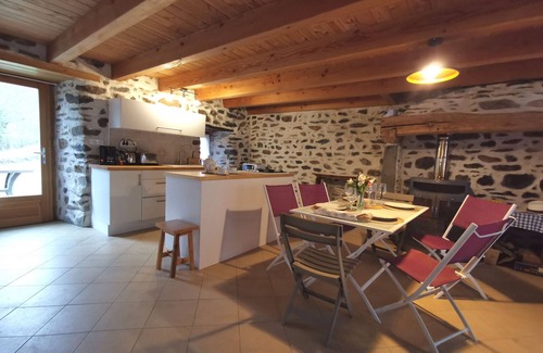 Retournac Cabaña | Encantadora casa en gargantas del Loira con terrazas y estufa de leña
